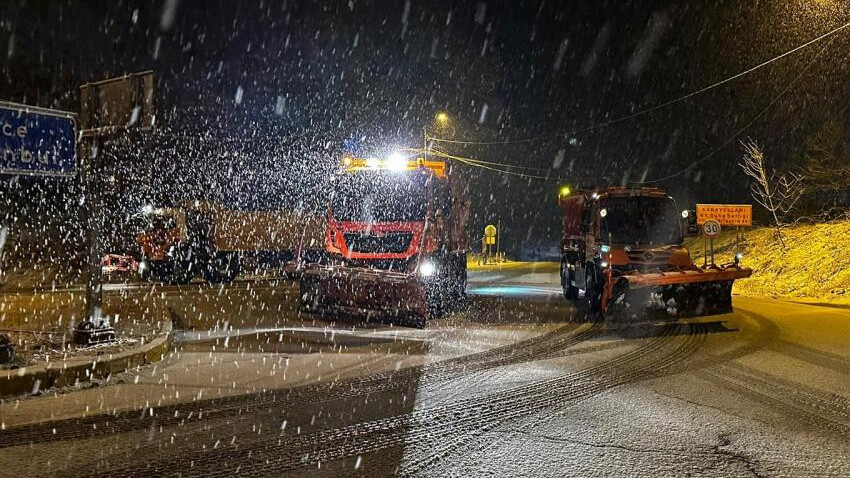 Kar İstanbul yolunu kapladı! Bolu Dağı'nda kar kalınlığı şimdiden 5 cm'ye ulaştı