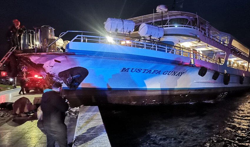 İzmir'de kaptanı fenalaşan yolcu vapuru rotadan çıkıp karaya çarptı