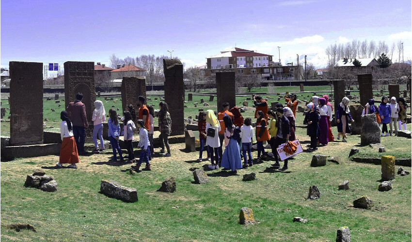 Dünyanın en büyük Türk-İslam mezarlığı Ahlat'a ziyaretçi akını