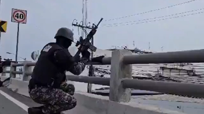 Ekvador'da çete üyeleri silah ve bombalarla televizyonu bastı!