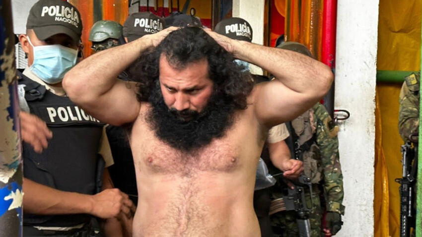 Ekvador'da çete üyeleri silah ve bombalarla televizyonu bastı!