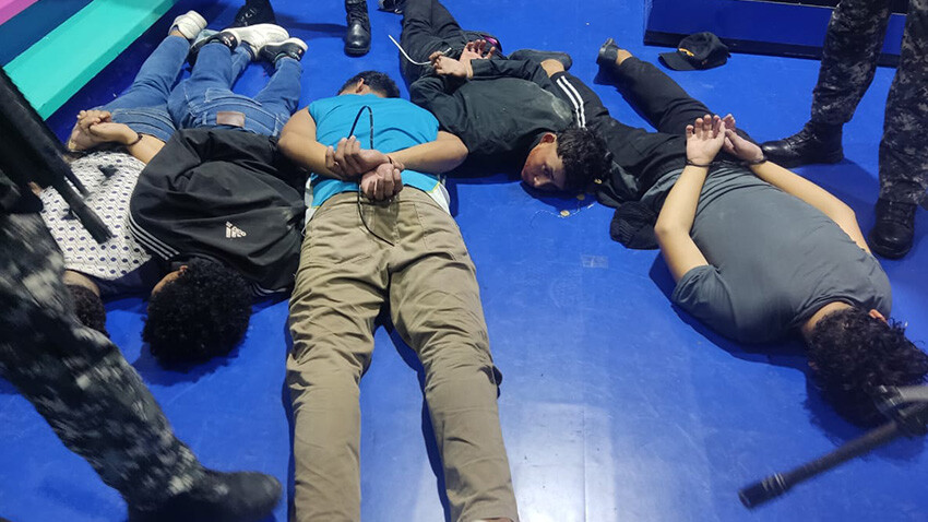 Ekvador'da çete üyeleri silah ve bombalarla televizyonu bastı!