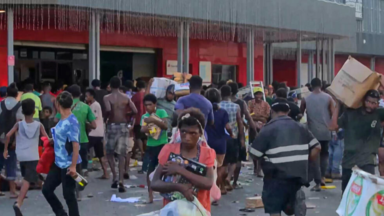 Papua Yeni Gine'de kaos! Polisler görevi bıraktı, çıkan olaylarda 16 kişi öldü