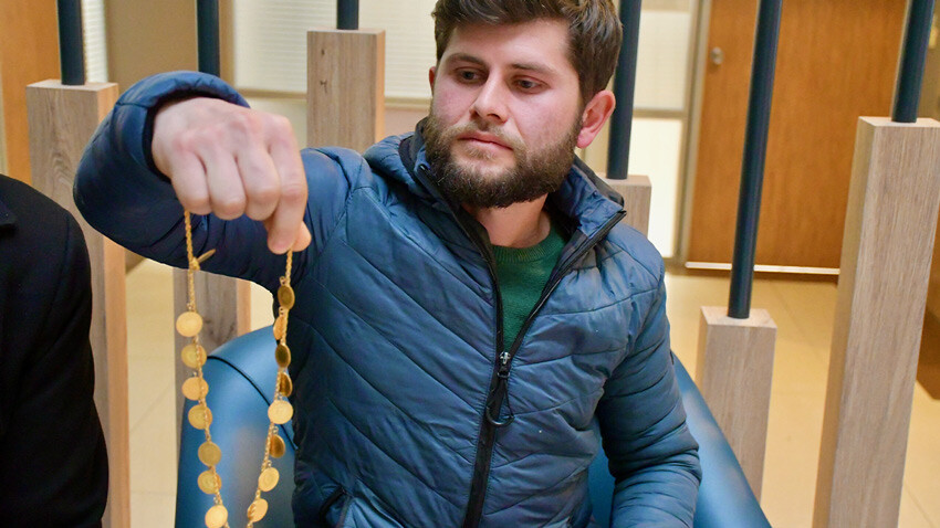 Bir poşet dolusu altını sahibine teslim etti, duyarlılığı karşılıksız kalmadı