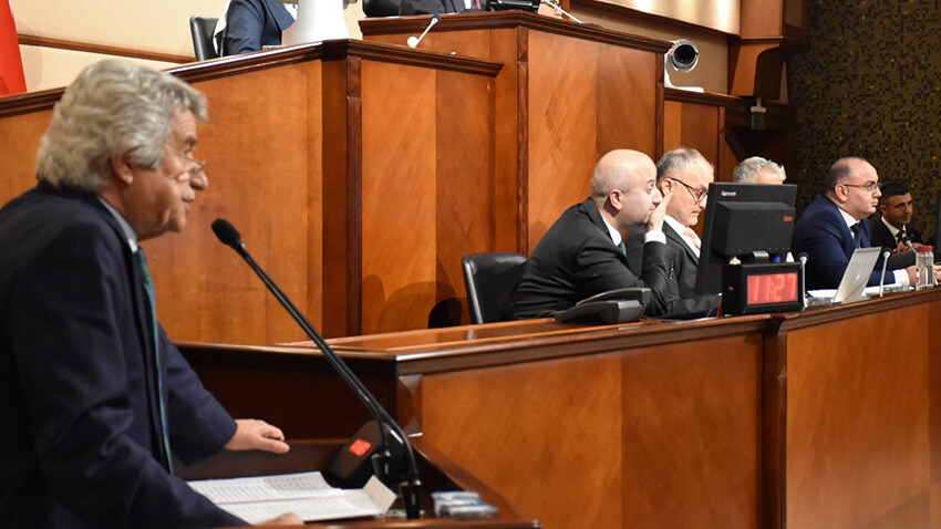 İBB Meclisi seçim öncesi karıştı! CHP'li üye AK Parti'yi övdü, partisini yerden yere vurdu