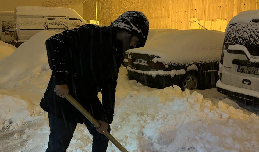 Kar kalınlığı 20 santimetreyi buldu, araçlar kara gömüldü: Okullar tatil oldu