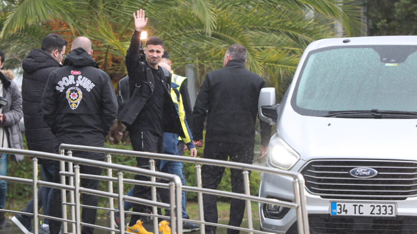 Krunic Fenerbahçe için İstanbul'a geldi, çubuklu formayla ilk pozunu verdi