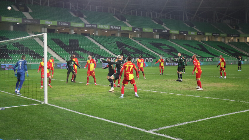 Göztepe deplasmanda Sakaryaspor'u 1-2 mağlup ederek 11 maçlık seriye son verdi Göztepe deplasmanda Sakaryaspor'u 1-2 mağlup ederek 11 maçlık seriye son verdi