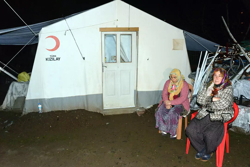 Depremzede ailenin şehit acısı... Çadıra Türk bayrakları asıldı