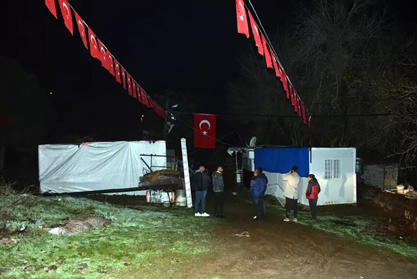 Depremzede ailenin şehit acısı... Çadıra Türk bayrakları asıldı