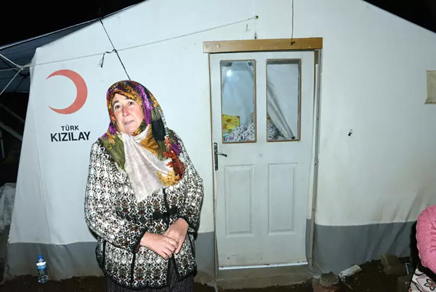 Depremzede ailenin şehit acısı... Çadıra Türk bayrakları asıldı