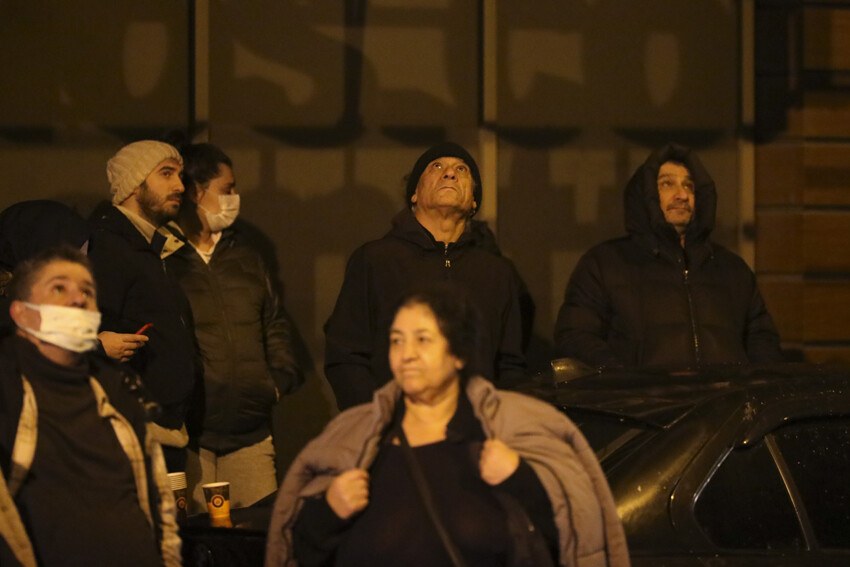 Çatıda başladı 2 binaya daha sıçradı, İstanbul'da korkutan alevler Çatıda başladı 2 binaya daha sıçradı, İstanbul'da korkutan alevler