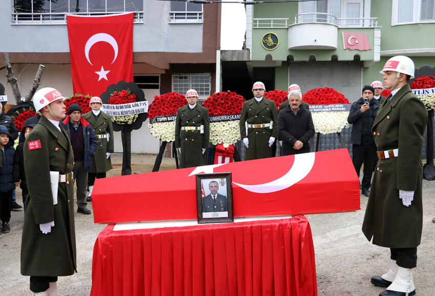 Şehit annesinden evladına son sarılış... 'Peygamber efendimize komşu oldun oğlum'