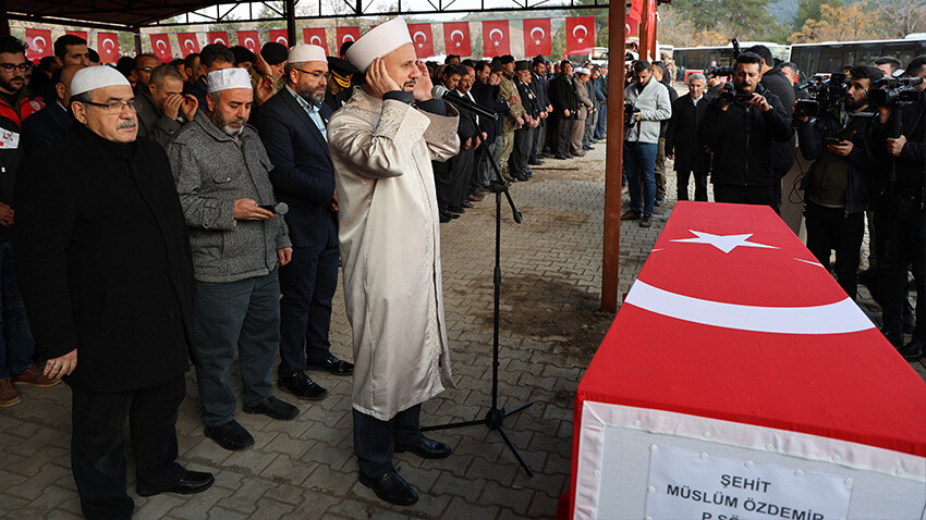 Türkiye kahraman şehitlerini dualarla son yolculuğuna uğurluyor