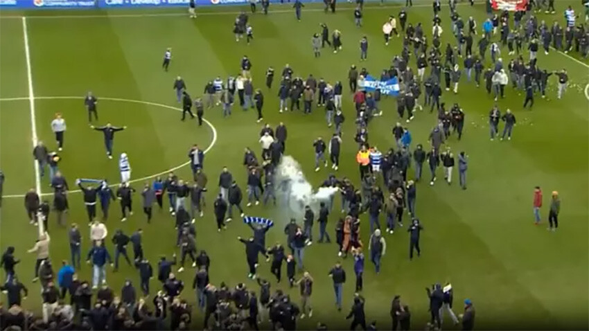Futbol tarihine geçecek olay! Reading-Port Vale maçında tüm stat sahaya indi, protesto sebebi şaşkına çevirdi