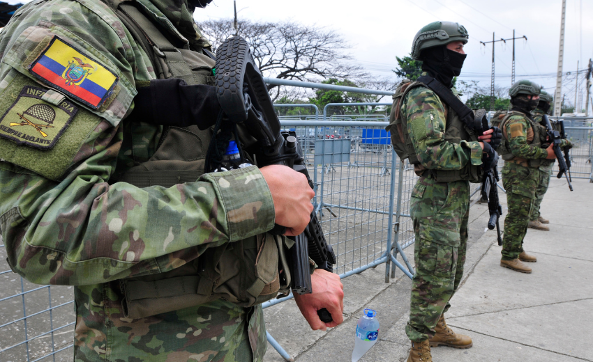 Ekvador'da OHAL sonrası sokaklara inen askerler, hapishanelerde rehin tutulan gardiyanları kurtardı