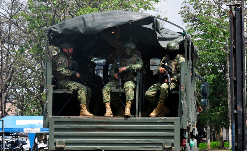 Ekvador'da OHAL sonrası sokaklara inen askerler, hapishanelerde rehin tutulan gardiyanları kurtardı