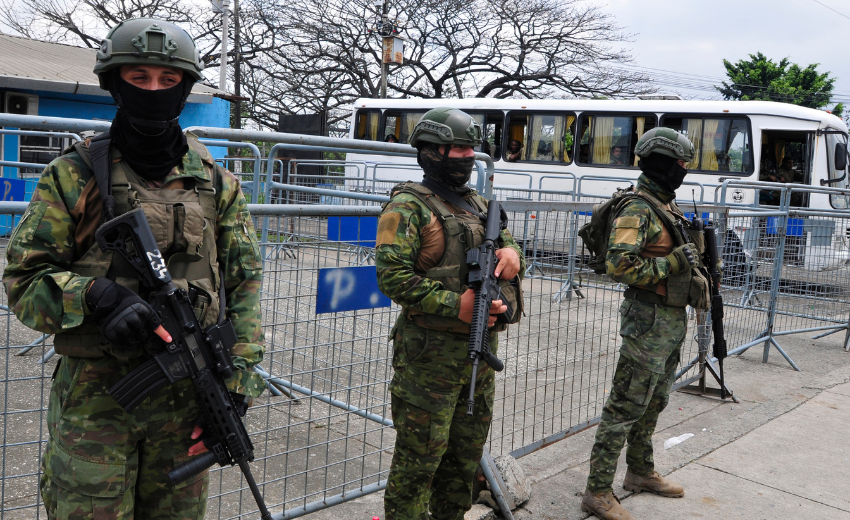 Ekvador'da OHAL sonrası sokaklara inen askerler, hapishanelerde rehin tutulan gardiyanları kurtardı