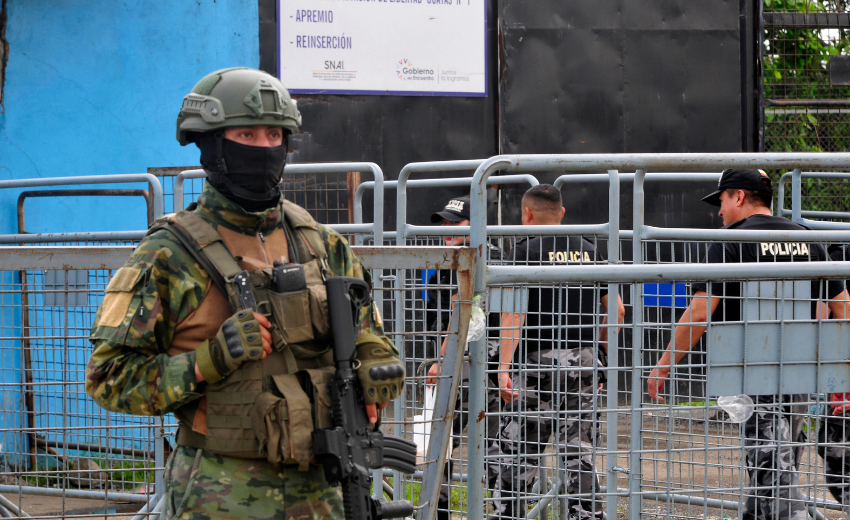 Ekvador'da OHAL sonrası sokaklara inen askerler, hapishanelerde rehin tutulan gardiyanları kurtardı