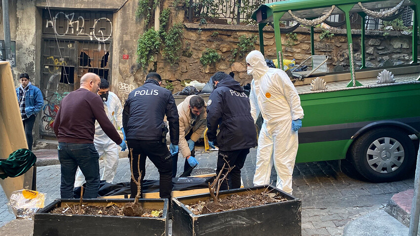 Beyoğlu'nda sır olay! Norveçli ve Yunan turistlerin kiraladığı eve giren görevli ekipleri alarma geçirdi Beyoğlu'nda sır olay! Norveçli ve Yunan turistlerin kiraladığı eve giren görevli ekipleri alarma geçirdi