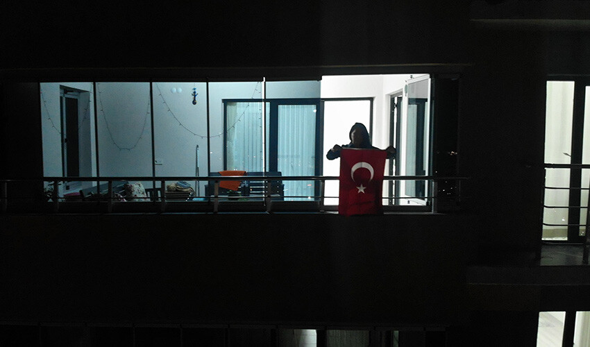 Hopörlerden gelen çağrıyla vatandaşlar harekete geçti... Bir ilçe kırmızı beyaza büründü