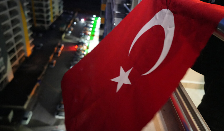 Hopörlerden gelen çağrıyla vatandaşlar harekete geçti... Bir ilçe kırmızı beyaza büründü