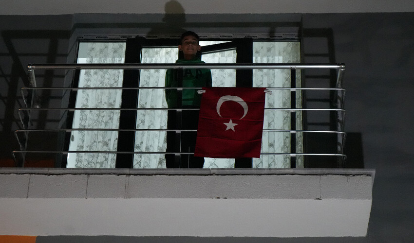 Hopörlerden gelen çağrıyla vatandaşlar harekete geçti... Bir ilçe kırmızı beyaza büründü