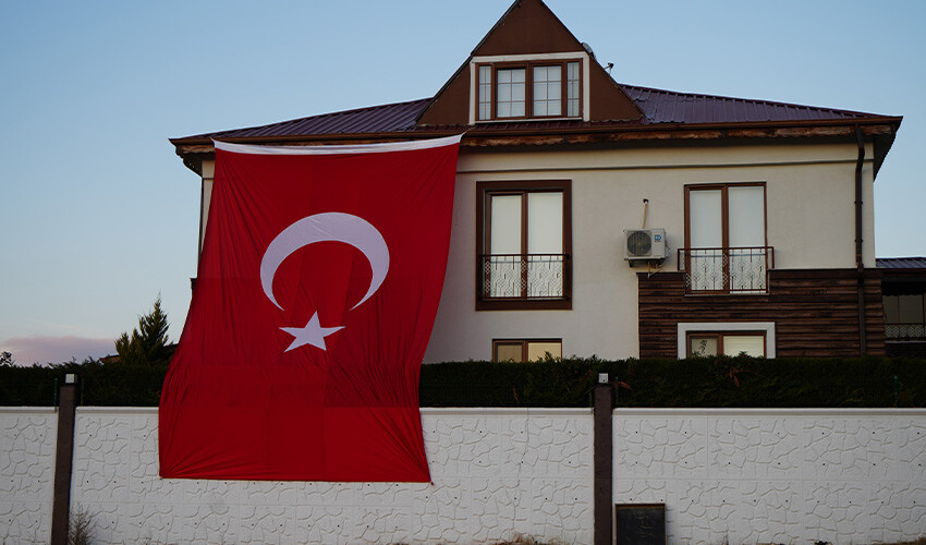 Hopörlerden gelen çağrıyla vatandaşlar harekete geçti... Bir ilçe kırmızı beyaza büründü