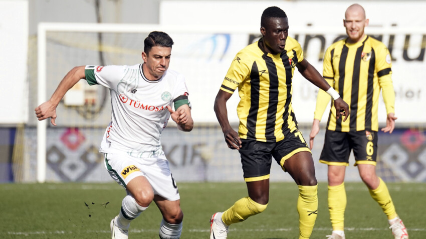 Halil Umut Meler hakemliğe geri döndü, başkanlar bu kez çiçek vermek için sahaya indi