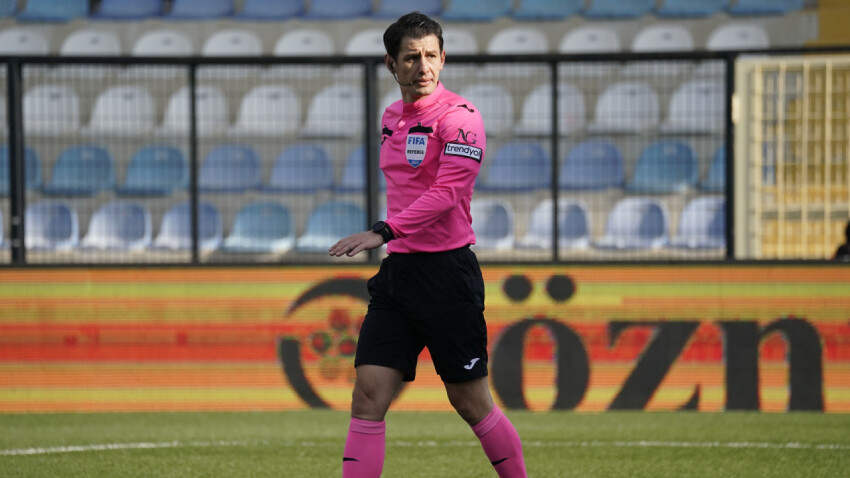 Halil Umut Meler hakemliğe geri döndü, başkanlar bu kez çiçek vermek için sahaya indi