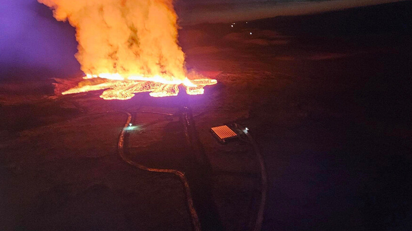 İzlanda'da patlayan yanardağ sonucu lavlar sokaklara sel gibi aktı, evleri saniyeler içinde kül etti