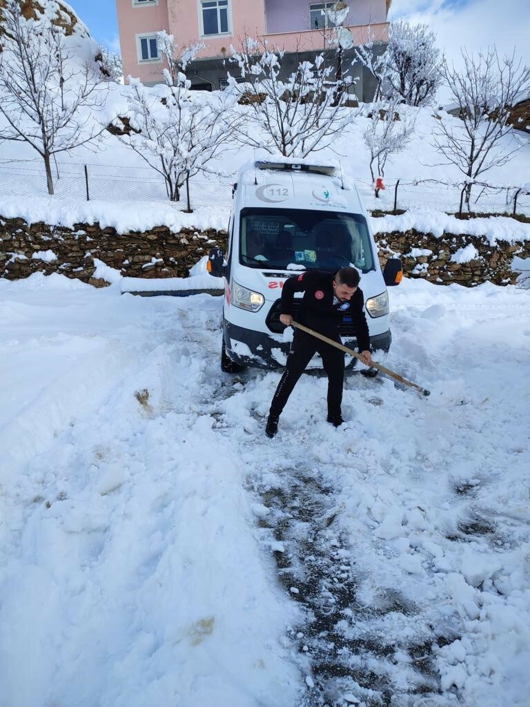 80 yaşındaki hastayı kurtarmak için sağlık ekipleri kazma kürekle kar temizledi