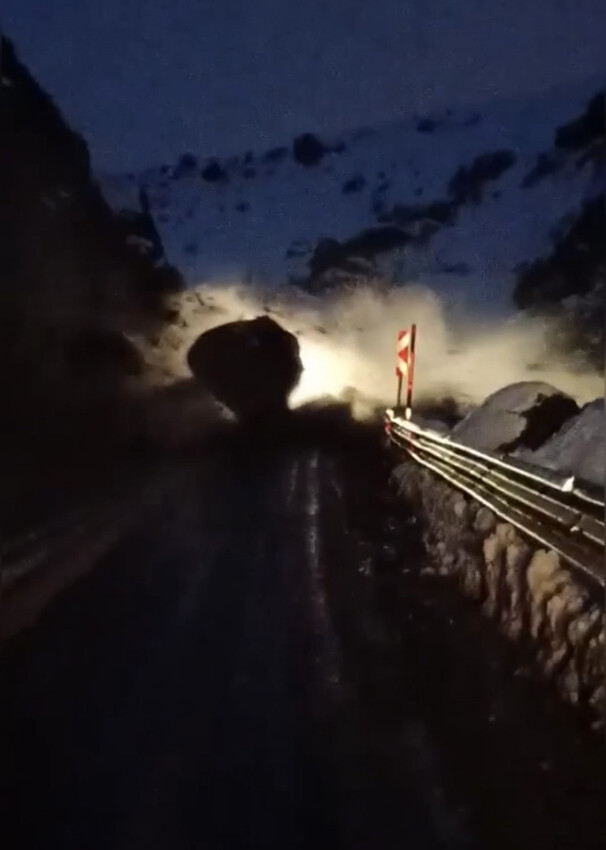 Hakkari kara teslim, evler ortadan kayboldu, dev kayalar yola uçtu