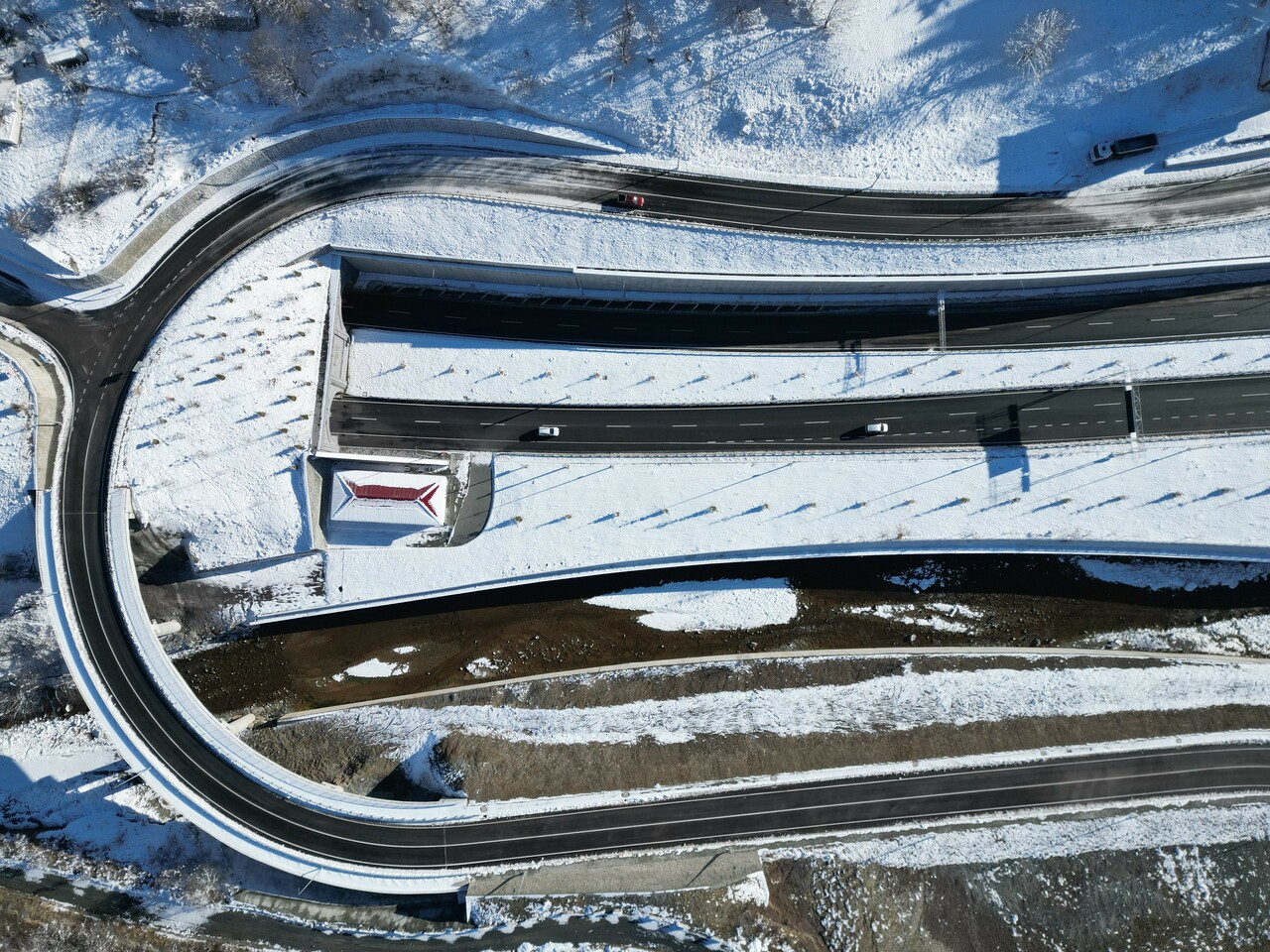 Ödüllü Zigana Tüneli'nden 8 ayda 2,5 milyon araç geçti! 'CHP'li girenin AK Partili çıkar'