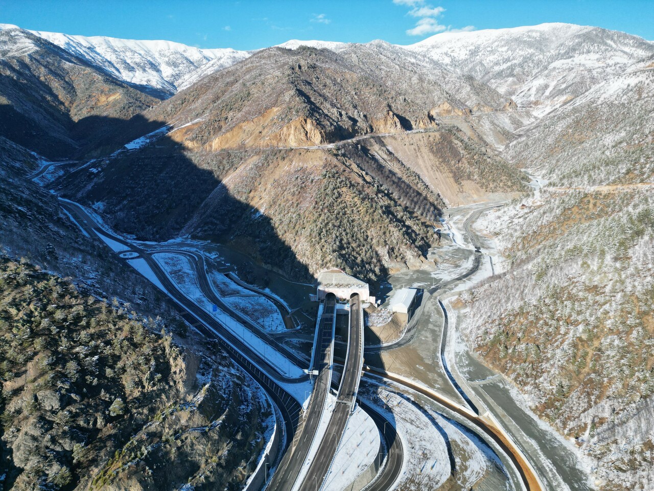 Ödüllü Zigana Tüneli'nden 8 ayda 2,5 milyon araç geçti! 'CHP'li girenin AK Partili çıkar'