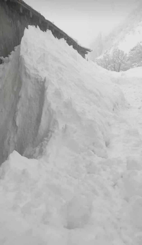 Hakkari kara teslim, evler ortadan kayboldu, dev kayalar yola uçtu