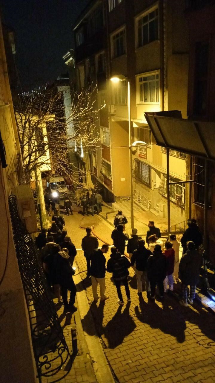 İstanbul Beşiktaş’ta Şehit kızı Nazlı Hilal Yalman elektrikli sobadan çıkan yangında hayatını kaybetti.