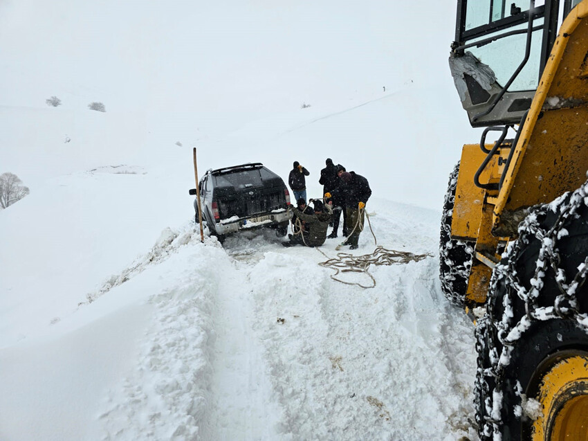 Hakkari kara teslim, evler ortadan kayboldu, dev kayalar yola uçtu