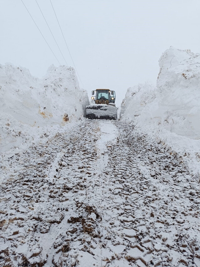 Hakkari kara teslim, evler ortadan kayboldu, dev kayalar yola uçtu