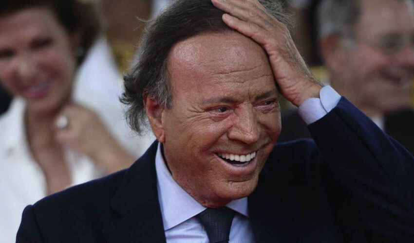 İspanyol şarkıcı Julio Iglesias havaalanında gözaltına alındı, valizinden çıkanlar hayrete düşürdü