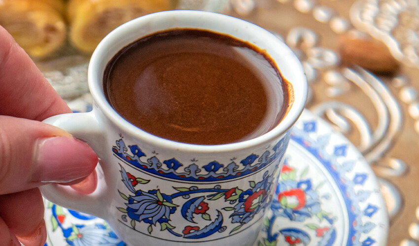 Türk kahvesinin içine bir kaşık ekleyin, bağırsakları coşturuyor ve kabızlığı bitiriyor