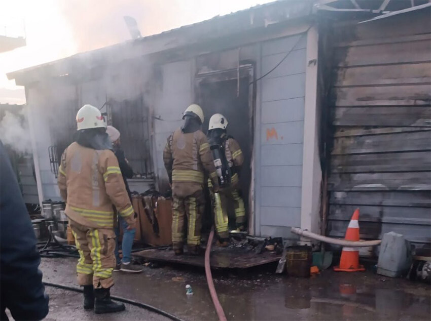 İstanbul'da işçilerin kaldığı konteyner yandı, 3 kişi canından oldu
