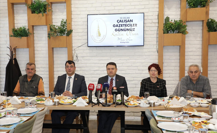 Kütahya Valisi, 'tam bir bataklık' diyerek pavyonları kapatma gerekçesini açıkladı Kütahya Valisi, 'tam bir bataklık' diyerek pavyonları kapatma gerekçesini açıkladı