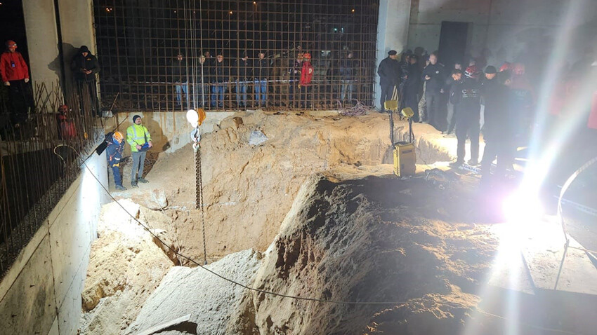 Fabrika inşaatında göçük meydana geldi, işçiler toprak altında kaldı Fabrika inşaatında göçük meydana geldi, işçiler toprak altında kaldı