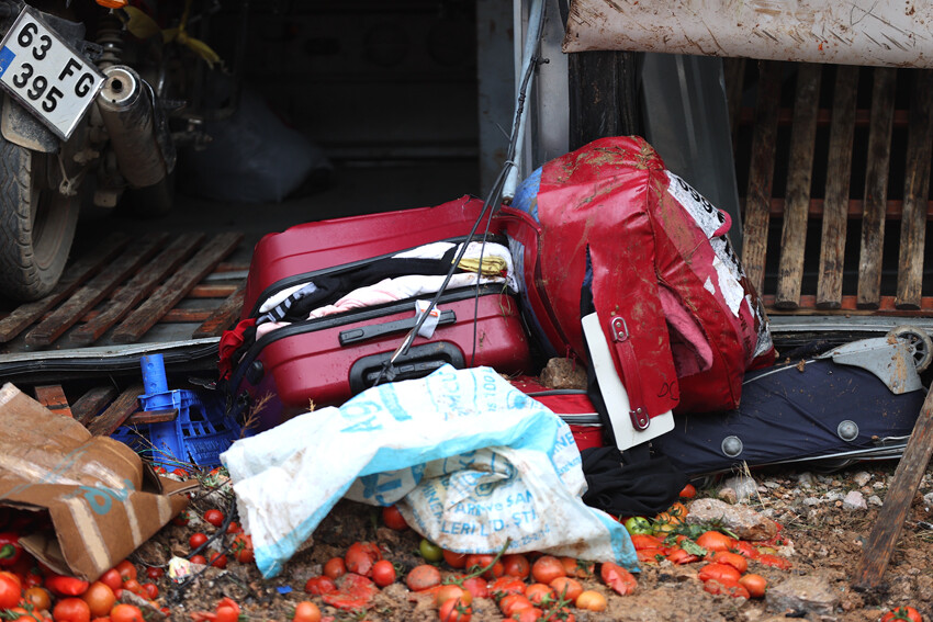 Mersin'deki kazadan kurtulanlar dehşeti anlattı! 'Şoför aracı çok kötü kullanıyordu inmek istedim ama...'