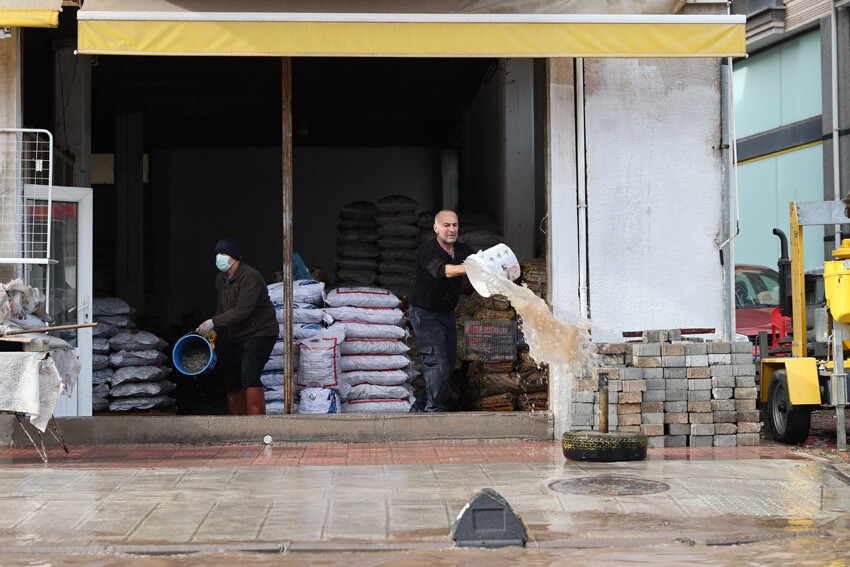 Şiddetli sağanakta ağır bilanço! Dereler taştı, yollar göle döndü, köprüler yıkıldı, okullar tatil edildi