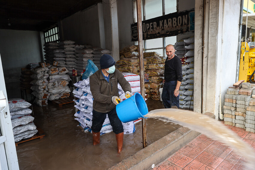 Şiddetli sağanakta ağır bilanço! Dereler taştı, yollar göle döndü, köprüler yıkıldı, okullar tatil edildi