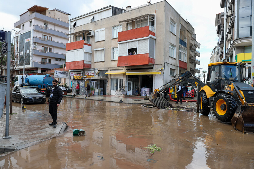 Şiddetli sağanakta ağır bilanço! Dereler taştı, yollar göle döndü, köprüler yıkıldı, okullar tatil edildi