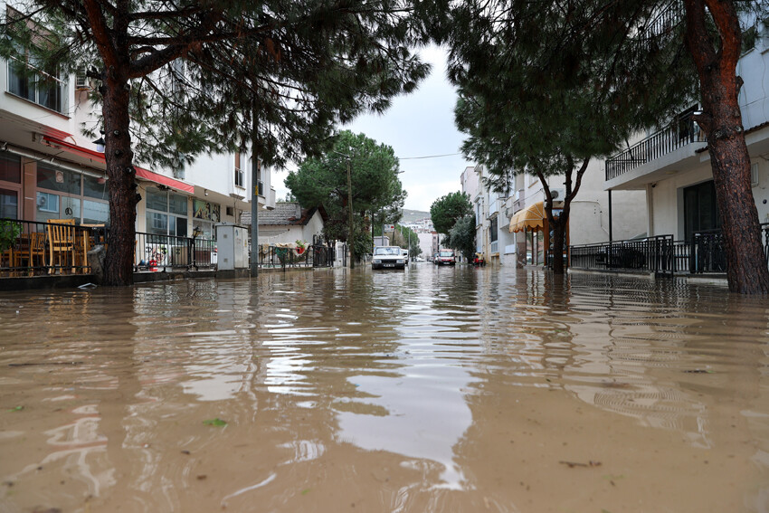 Şiddetli sağanakta ağır bilanço! Dereler taştı, yollar göle döndü, köprüler yıkıldı, okullar tatil edildi