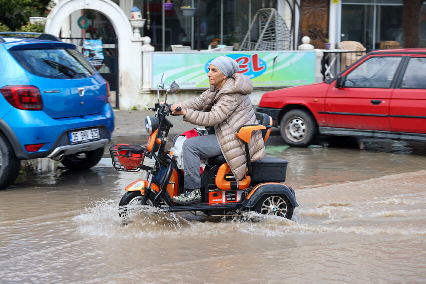 Şiddetli sağanakta ağır bilanço! Dereler taştı, yollar göle döndü, köprüler yıkıldı, okullar tatil edildi